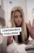 美国女网红舔马桶，挑战冠状病毒，说病毒是给穷人的，你咋看