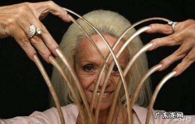 世界上最长的指甲 李·里德蒙德的指甲长达9米