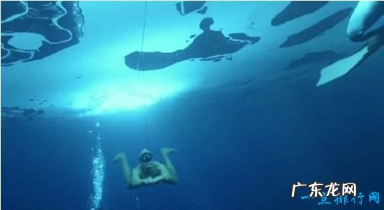 人类水下憋气世界纪录 丹麦呼吸学大师水下憋气长达22分22秒