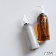 我腿和身上很白，脸和手臂黑，有没有变白的办法？