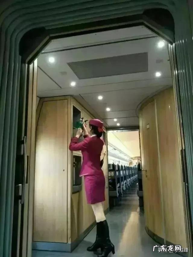 为什么有些公司要求女员工上班穿高跟鞋丝袜