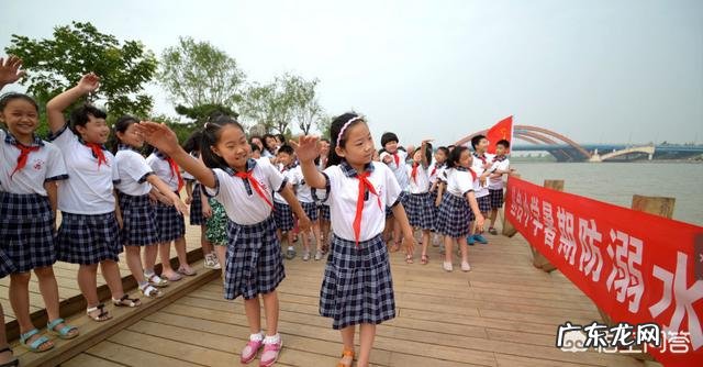 除了学校加强防溺水安全教育外,各位家长有什么切实提高孩子自我防范意识的高招呢?