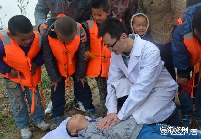 除了学校加强防溺水安全教育外,各位家长有什么切实提高孩子自我防范意识的高招呢?