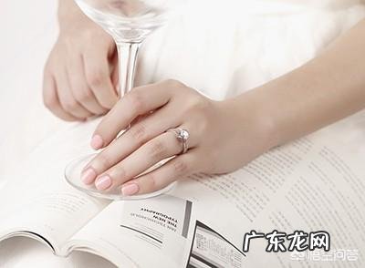 戒指戴在中指有什么含义呢？