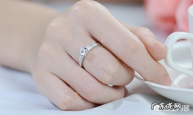 戒指戴在中指有什么含义呢？