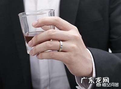 戒指戴在中指有什么含义呢？
