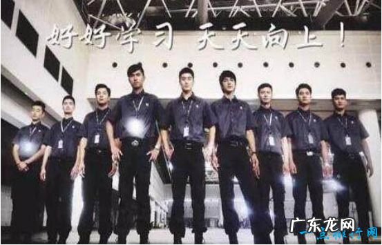 最帅快递小哥戴卓文 因长相不输明星引发网友犯花痴