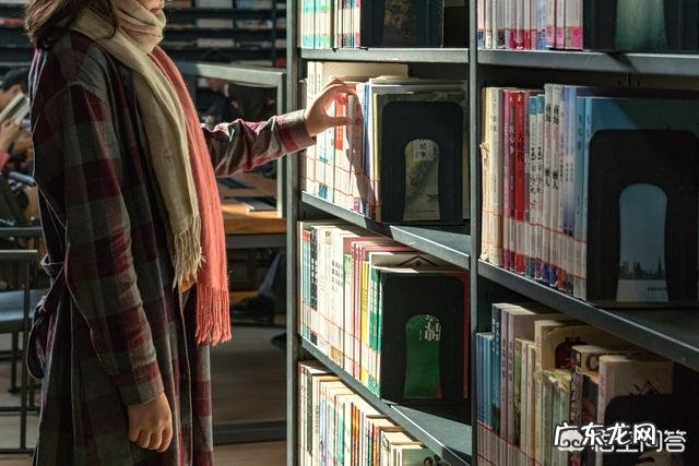上大学时你去图书馆会看什么书?