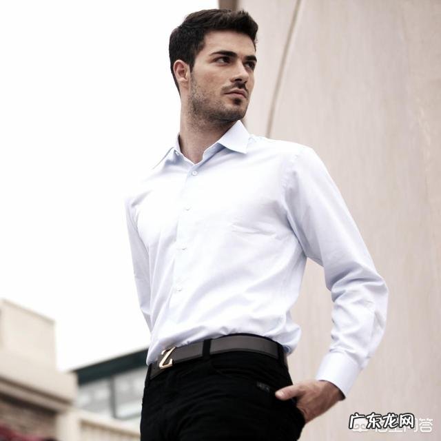 男士衬衫里面应该穿背心吗?