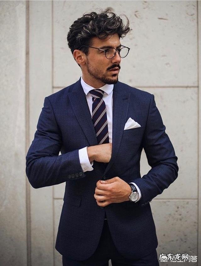 男士衬衫里面应该穿背心吗?