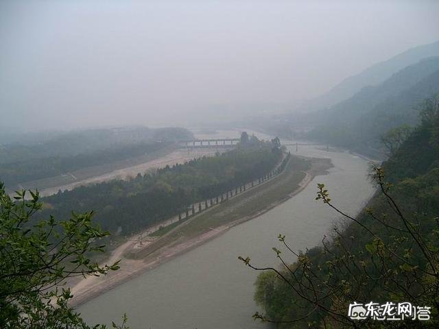 洪水爆发是堵还是疏？堵住了再挖一个缺口，洪水会把河堤冲垮吗？