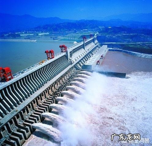 洪水爆发是堵还是疏？堵住了再挖一个缺口，洪水会把河堤冲垮吗？