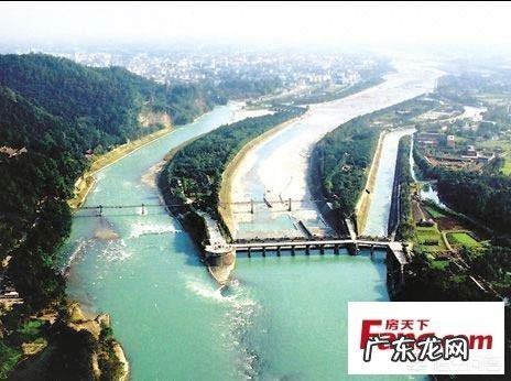 洪水爆发是堵还是疏？堵住了再挖一个缺口，洪水会把河堤冲垮吗？