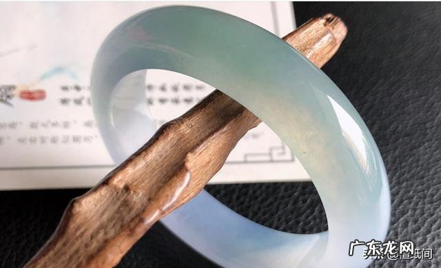 想买玉手镯,怕买假了,怎么办?什么途径买不上当?