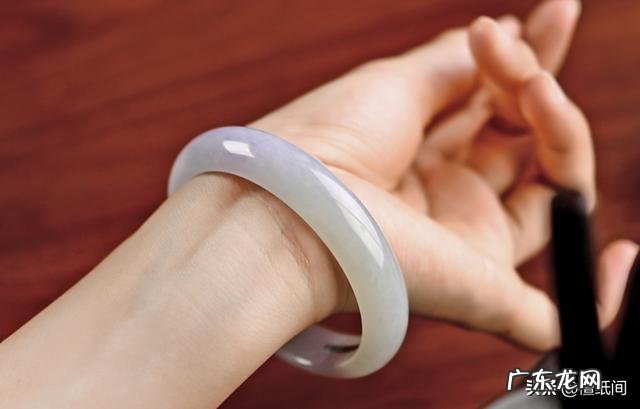 想买玉手镯,怕买假了,怎么办?什么途径买不上当?