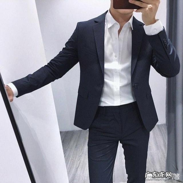 公司领导要求所有女员工上班穿高跟鞋丝袜,这个要求合理吗