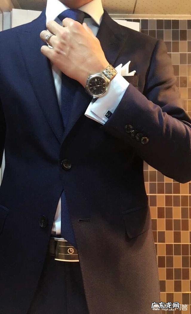 公司领导要求所有女员工上班穿高跟鞋丝袜,这个要求合理吗