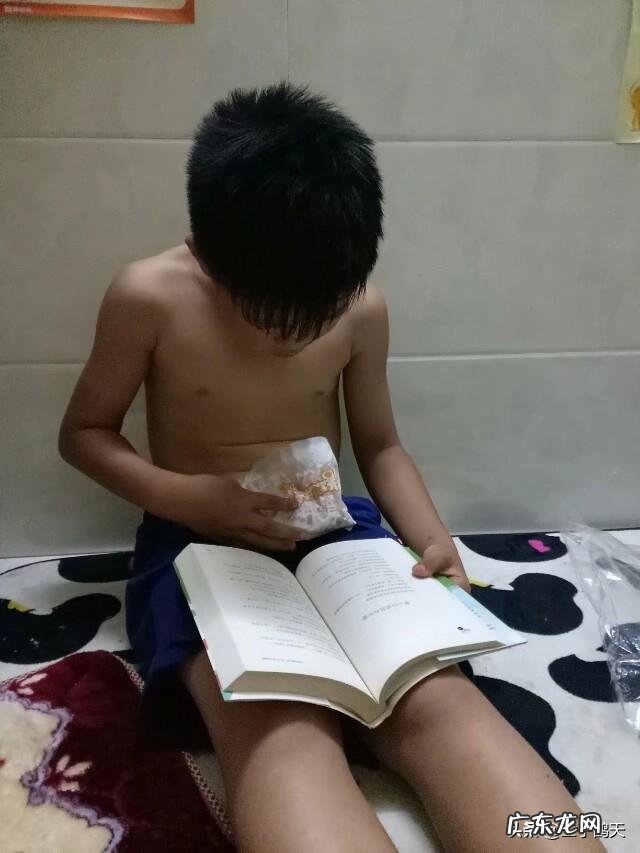 阅读是提高孩子成绩的重要途径，家庭教育中，家长怎样教孩子阅读？