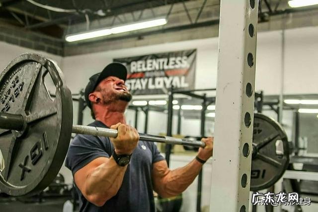 只有哑铃，重量没法再加了，能否提高组数和次数来实现增肌