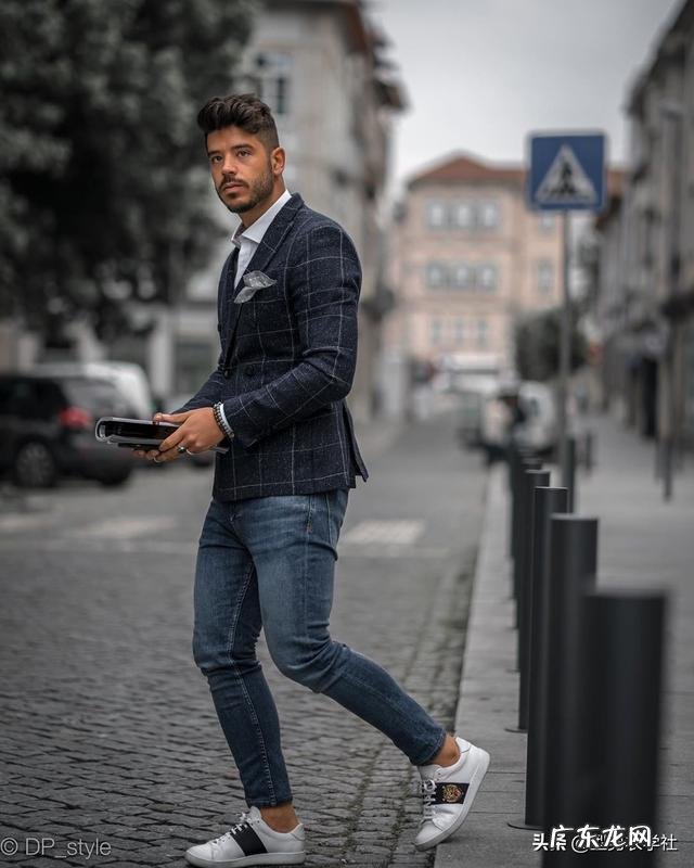 黑色上衣配什么颜色裤子好看？