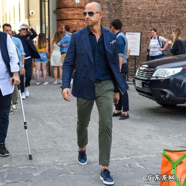 黑色上衣配什么颜色裤子好看？