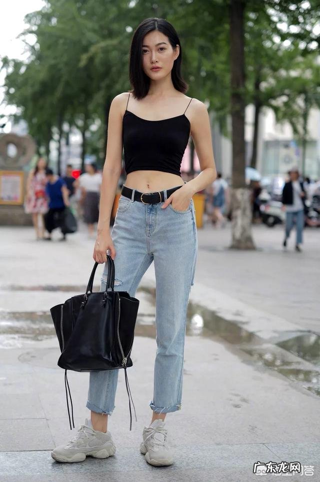 黑色上衣配什么颜色裤子好看?