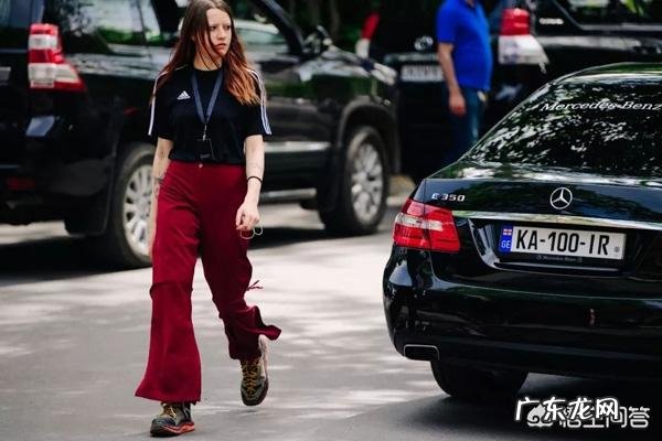 黑色上衣配什么颜色裤子好看?