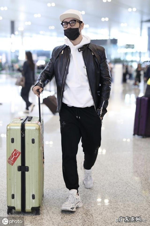 黑色上衣配什么颜色裤子好看?