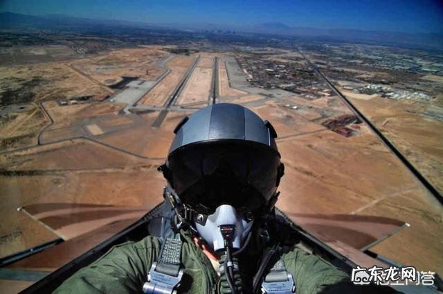 战斗机长时间飞行,飞行员怎么解决生理问题?