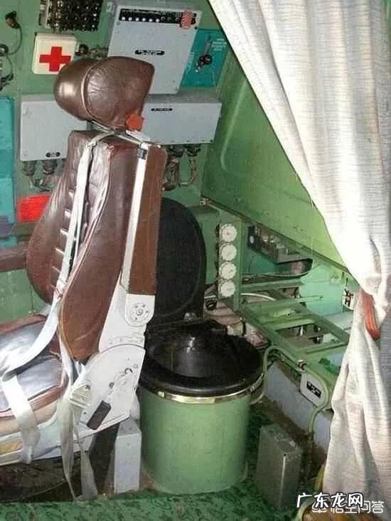 战斗机长时间飞行,飞行员怎么解决生理问题?