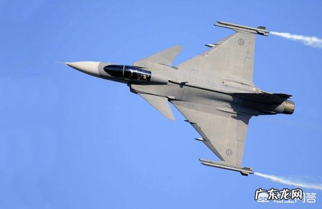 战斗机长时间飞行,飞行员怎么解决生理问题?