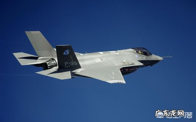 战斗机长时间飞行,飞行员怎么解决生理问题?