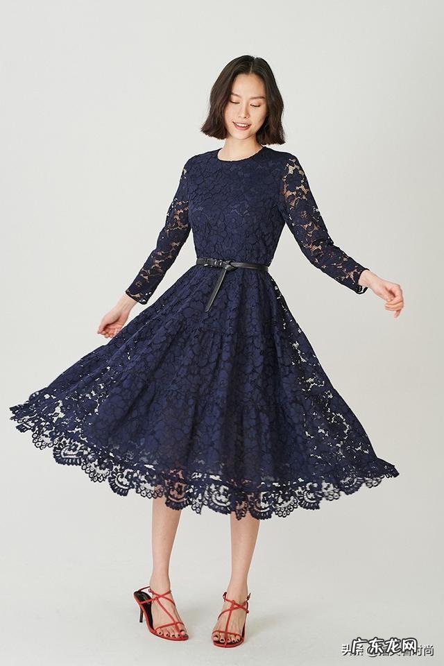 40岁的女人喜欢穿连衣裙,什么样的裙子会合适些呢?