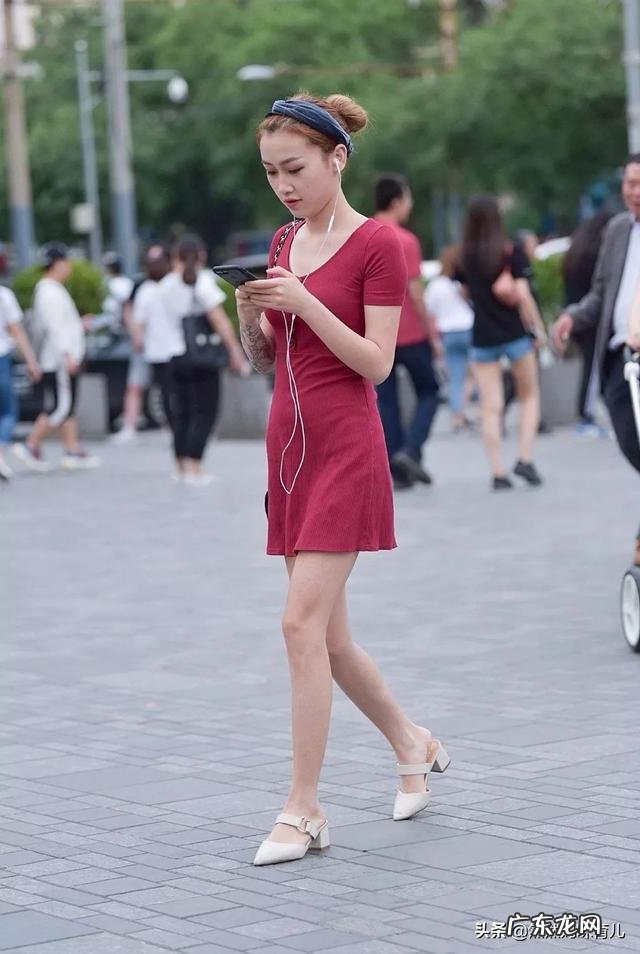 40岁的女人喜欢穿连衣裙,什么样的裙子会合适些呢?