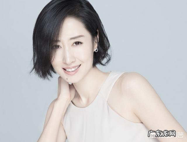 40岁女人发型应该体现富贵感还是时尚感?有什么区别吗?