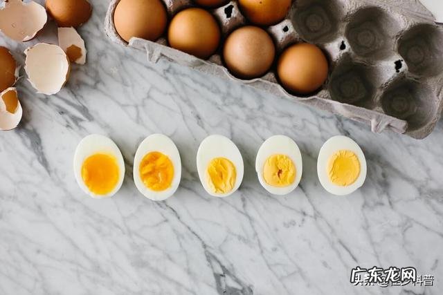 鸡蛋煮熟后，为什么蛋黄上有一层绿色的东西？