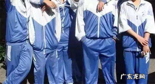 校服裤腿怎么卷好看