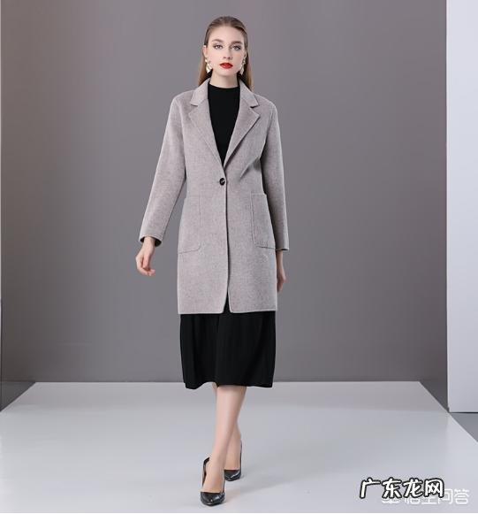 准备买一件羊绒大衣,什么样的款式比较经典?