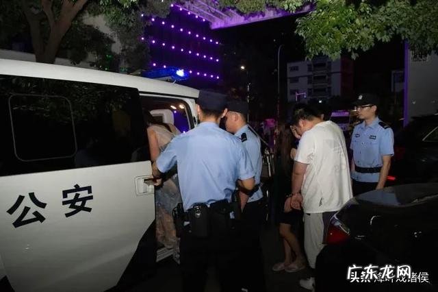 老公社交活动总想让老婆参加,老婆不愿意去怎么办