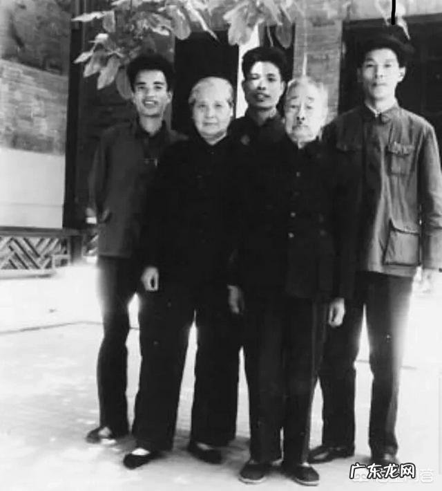 鲁迅少年时的玩伴“闰土”晚年因没钱治病逝世,子女后代如何?