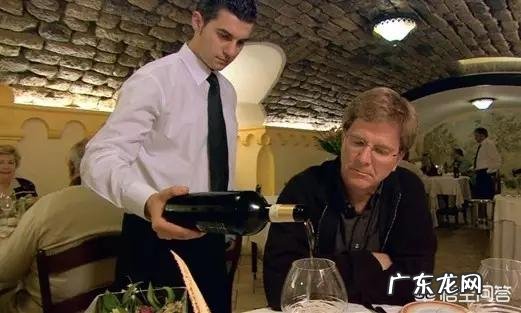 西式宴会怎样给客人倒葡萄酒?