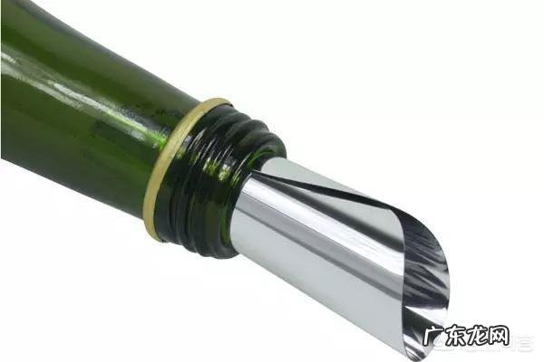 西式宴会怎样给客人倒葡萄酒?