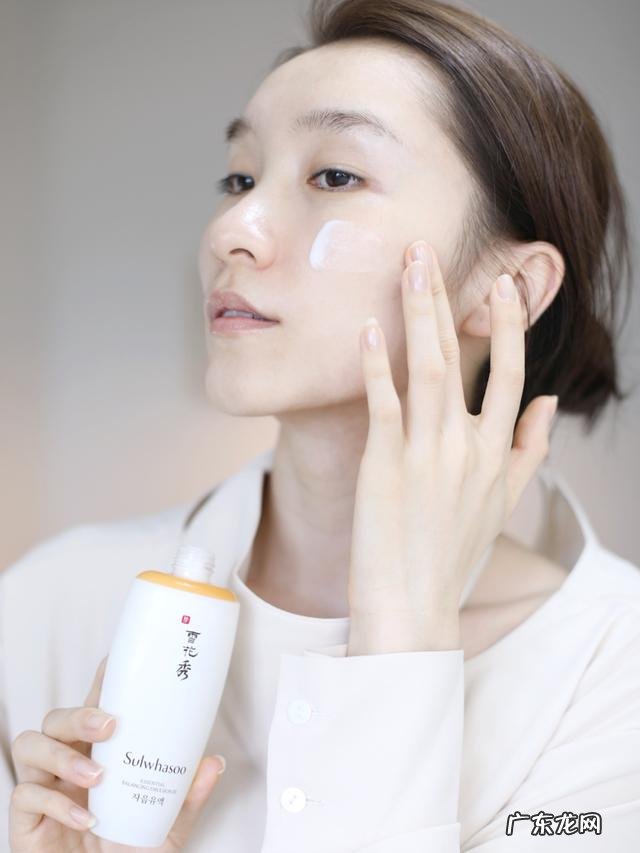 皮肤暗黄,干燥用什么护肤品好呀