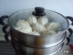 每次蒸包子下锅后，总有回缩的包子，是怎么回事