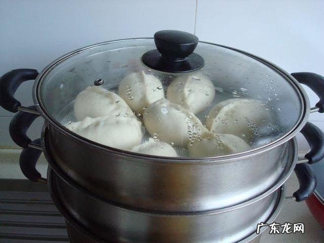 每次蒸包子下锅后,总有回缩的包子,是怎么回事