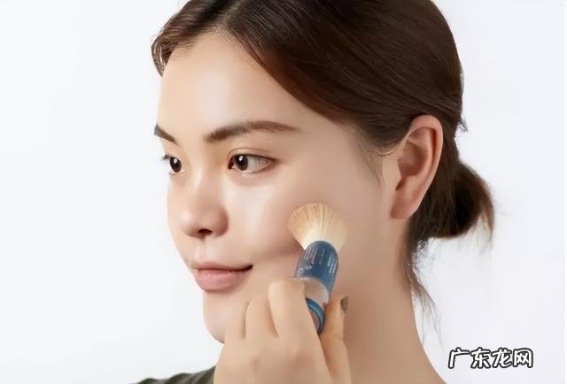 防卡粉浮粉起皮的正确化妆方法