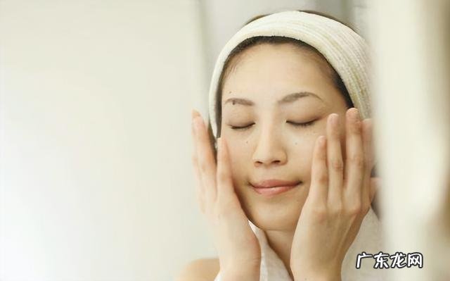 防卡粉浮粉起皮的正确化妆方法