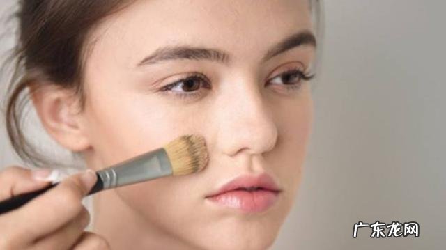 防卡粉浮粉起皮的正确化妆方法