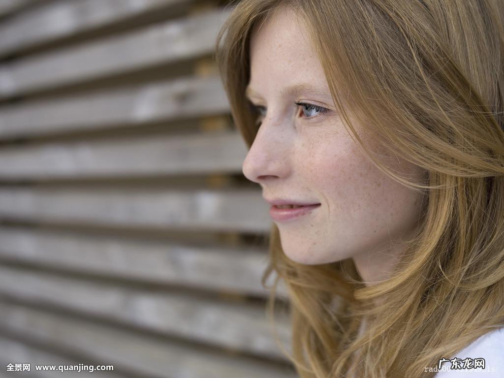 40岁染什么颜色显年轻