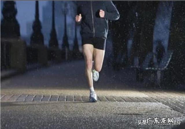 什么动作可以在运动后有效地拉伸小腿,避免肌肉腿